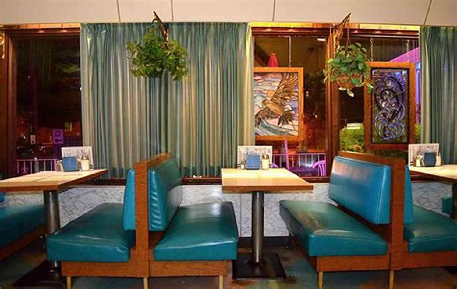 A Cozy Massachusetts Diner With Vintage Décor Four Diners Of The Apocalypse An Aspie Girl In Massachusetts (Diner Short Story Mysteries 4)